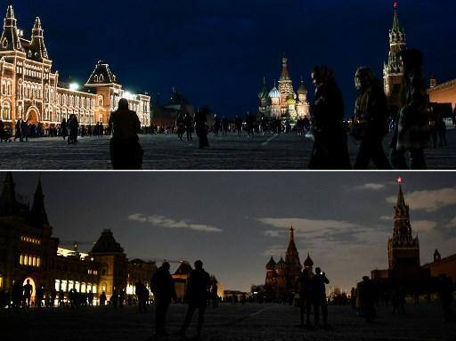 Imagem da Praça Vermelha, em Moscou, iluminada e durante a Hora do Planeta (abaixo)