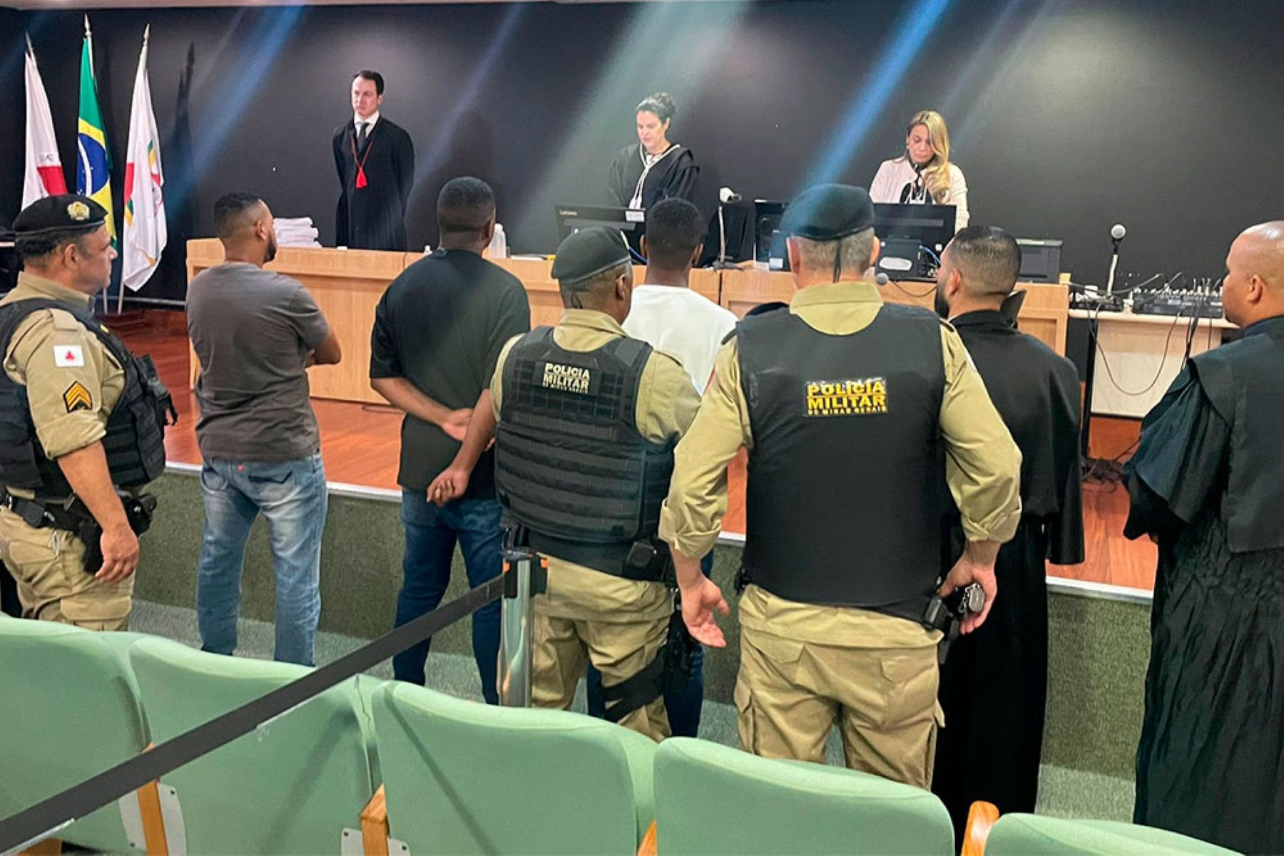 Réu absolvido foi conduzido para a delegacia após levar pino de cocaína para júri popular em BH