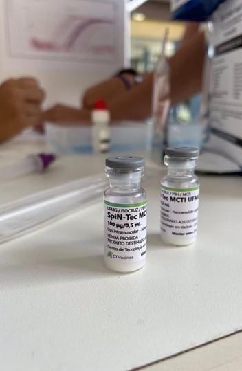 Frasco da vacina SpiN-Tec, 1º imunizante totalmente brasileiro contra a Covid-19