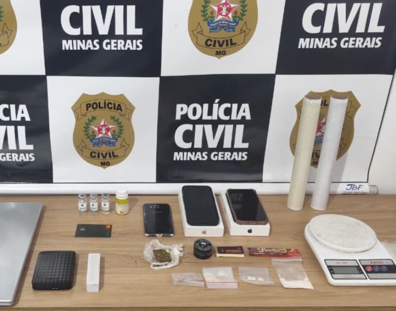 PCMG apreendeu drogas, veículos e mais de R$ 8 mil em espécie durante a operação Nexum 35