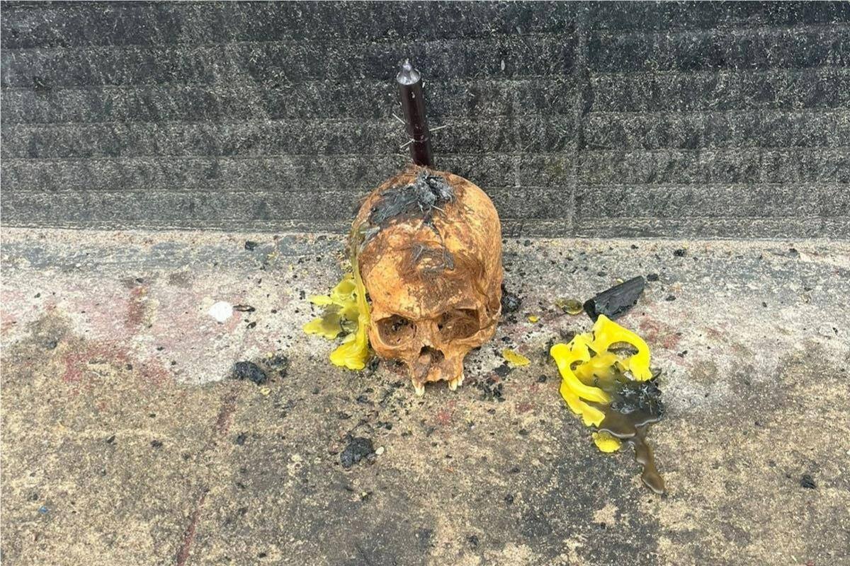 Crânio foi colocado na porta de loja de material de construção