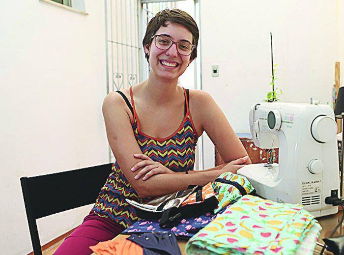 Flora Silberschneider, de 24 anos, vendeu cem pochetes em uma semana