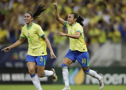 Marta comemora gol pela seleção