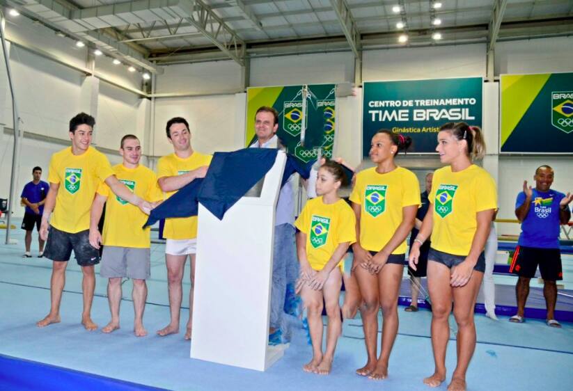 Na fotografia original, que está no site da Prefeitura do Rio, Nuzman aparece ao lado de Paes, Rebeca e outros ginastas