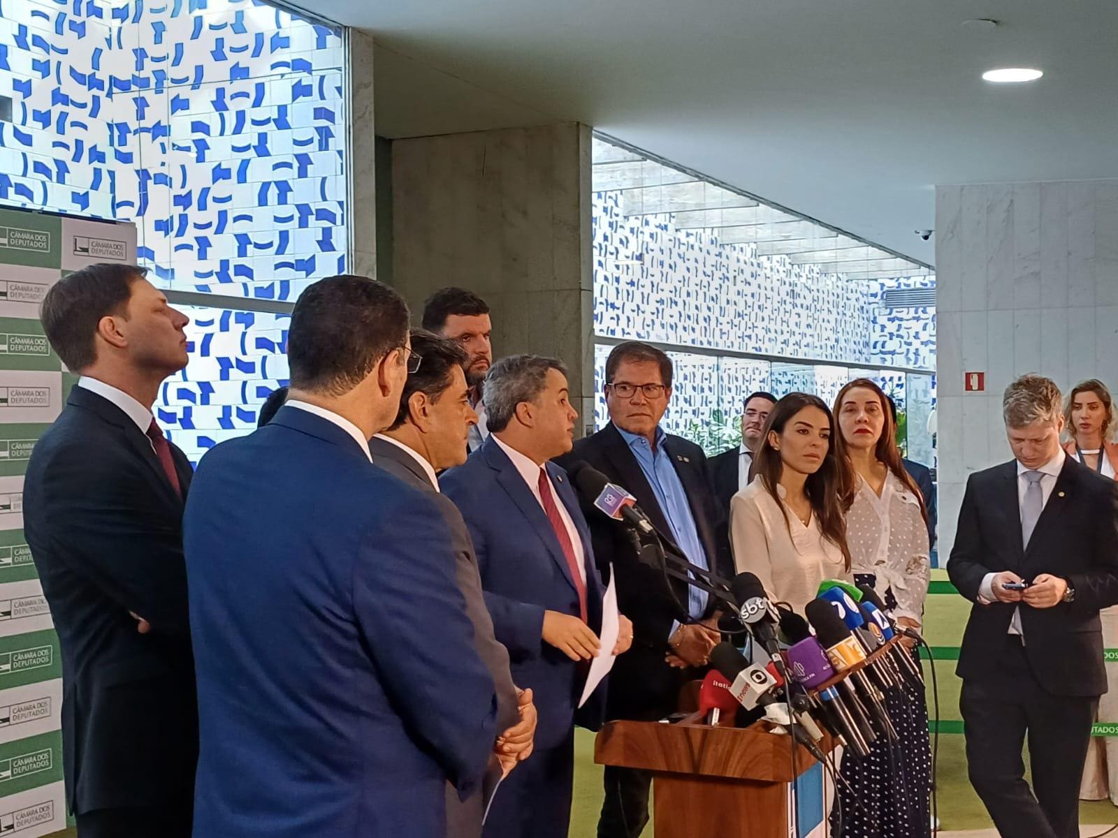Parlamentares em manifesto contra o veto à desoneração