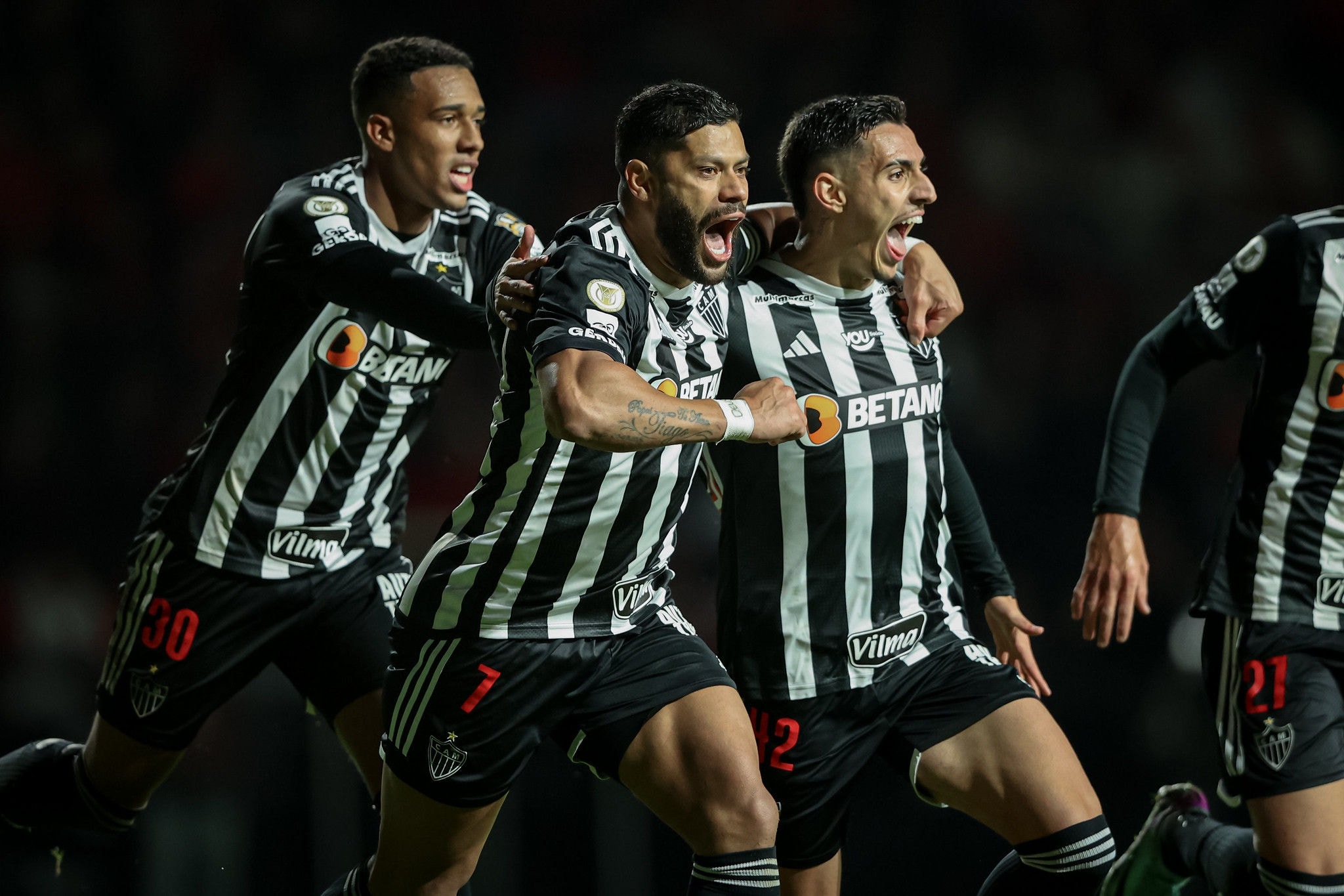 Palacios e Hulk comemoram com Cadu, autor do primeiro gol do Galo