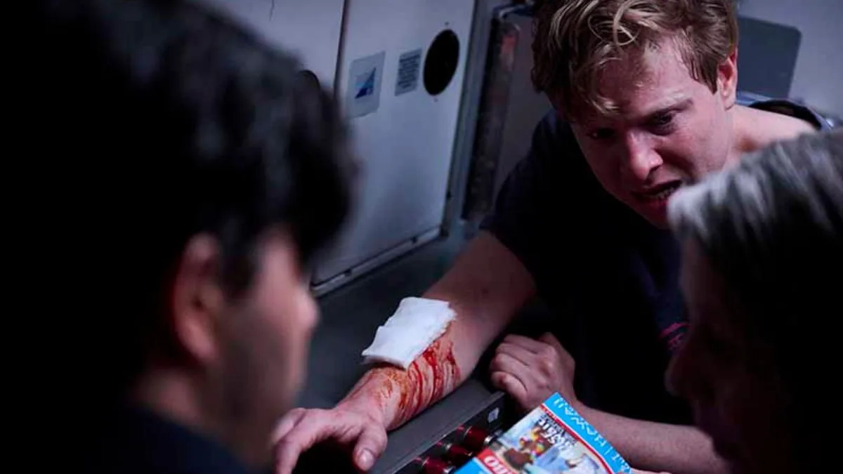 Passageiros de avião são atacados por tubarões no filme que todo mundo está vendo no Prime Video 