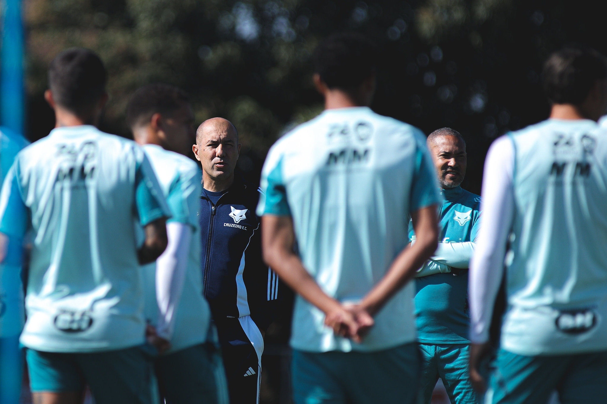 Jardim durante conversa com o time na Toca da Raposa 2