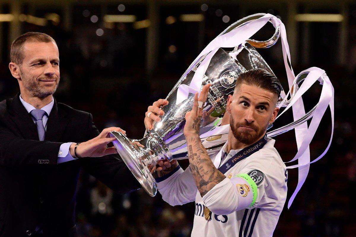Sergio Ramos foi o responsável por levantar a taça de campeão da Liga 