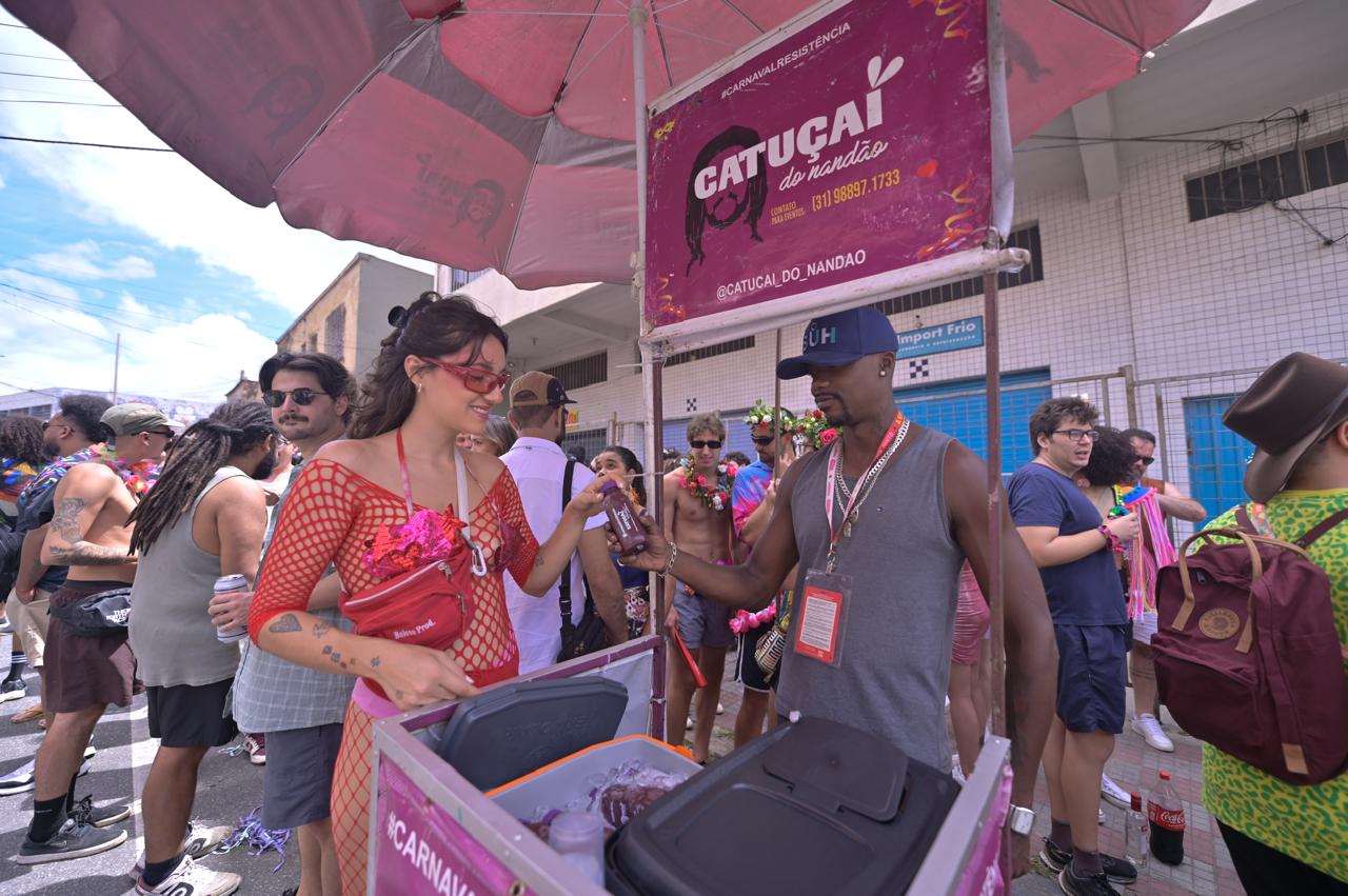 Franklin Felipe, de 32 anos, vende a bebida há 12 anos na folia belo-horizontina
