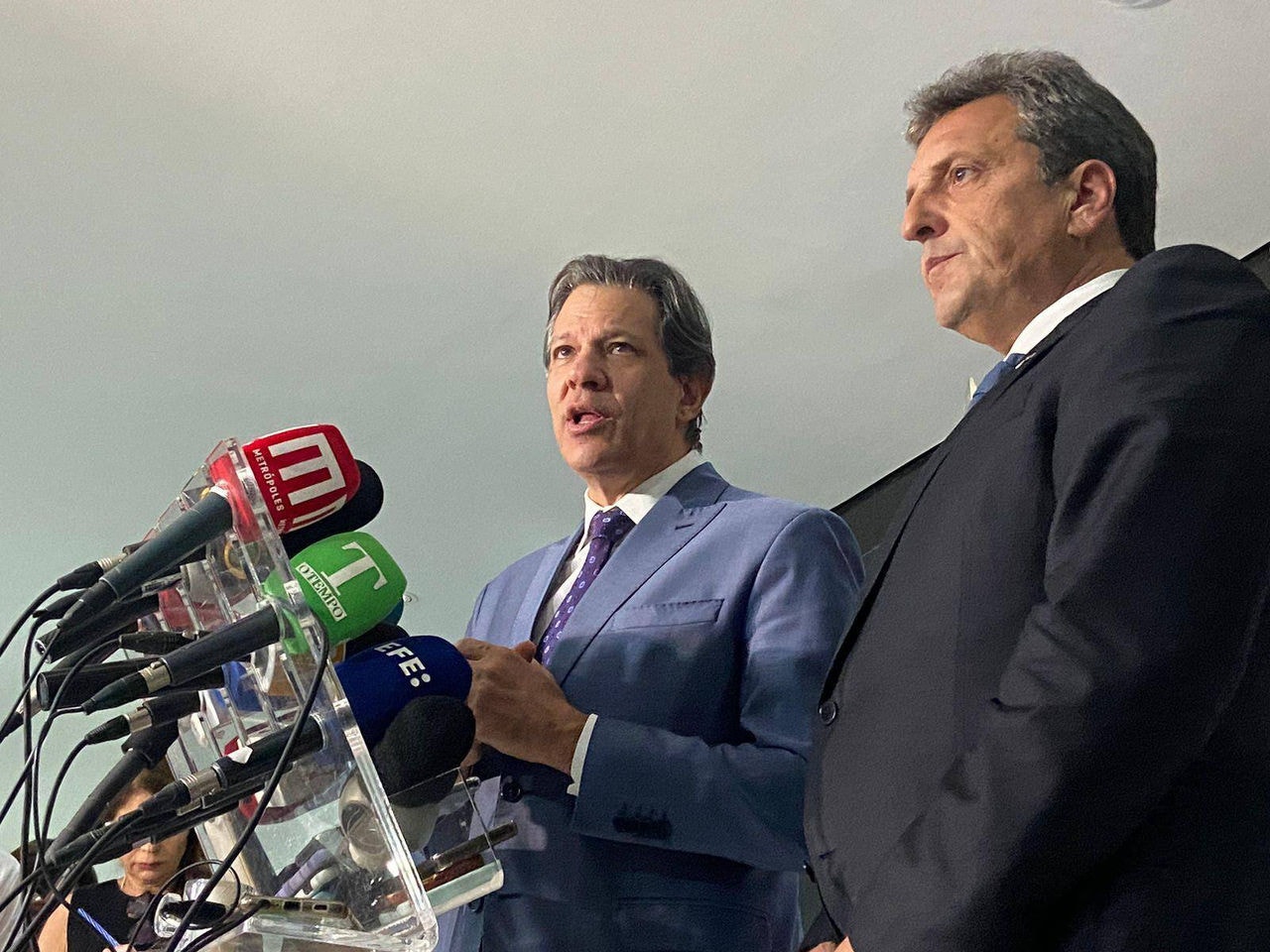 Na imagem, o ministro da Economia da Argentina, Sergio Massa, e o ministro da Fazenda, Fernando Haddad, em discurso no Palácio do Planalto