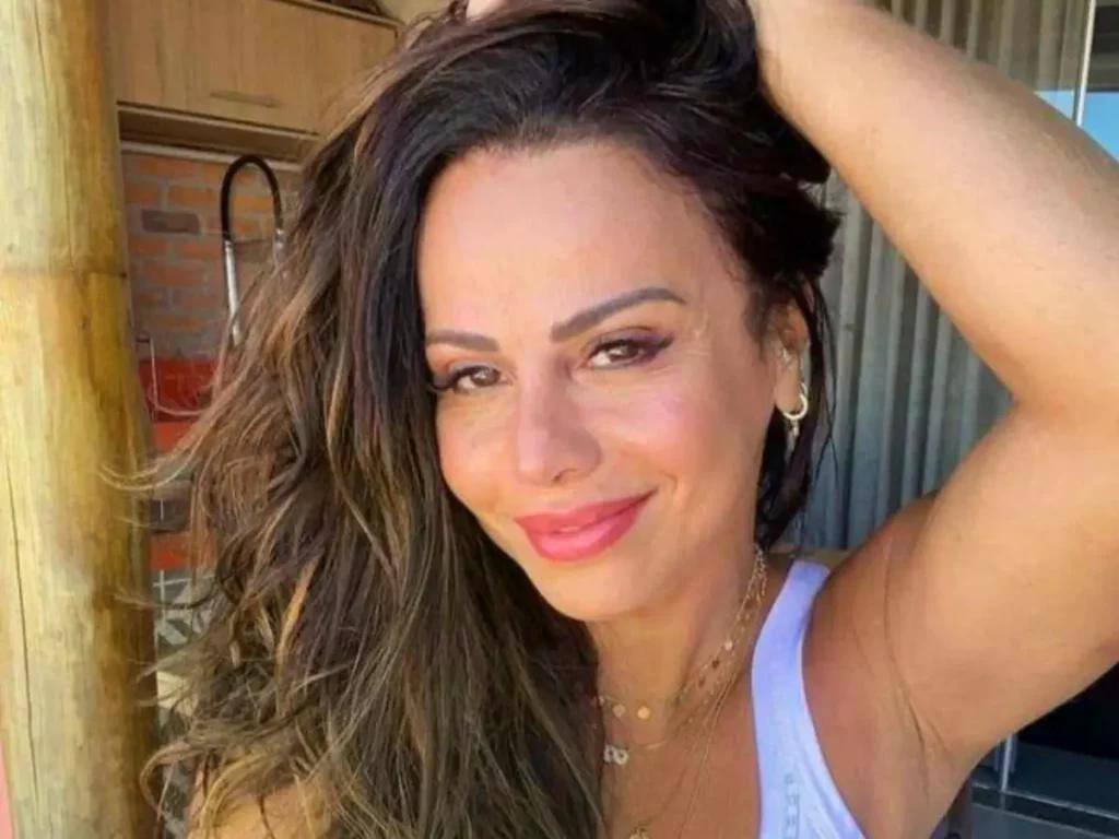 De biquíni, Viviane Araújo eleva a temperatura com cliques sensuais ao lado do marido