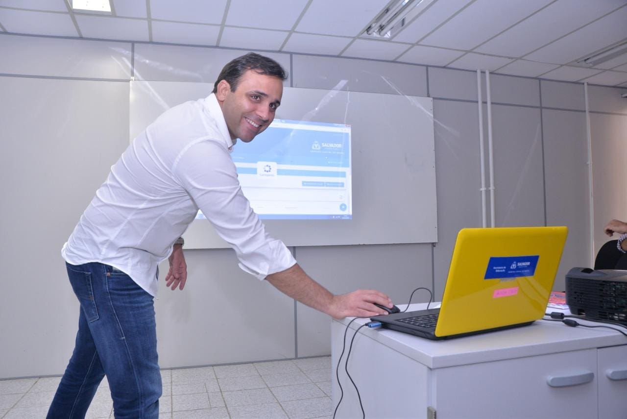 O secretário Bruno Barral quando chefiava a Educação da Prefeitura de Salvador