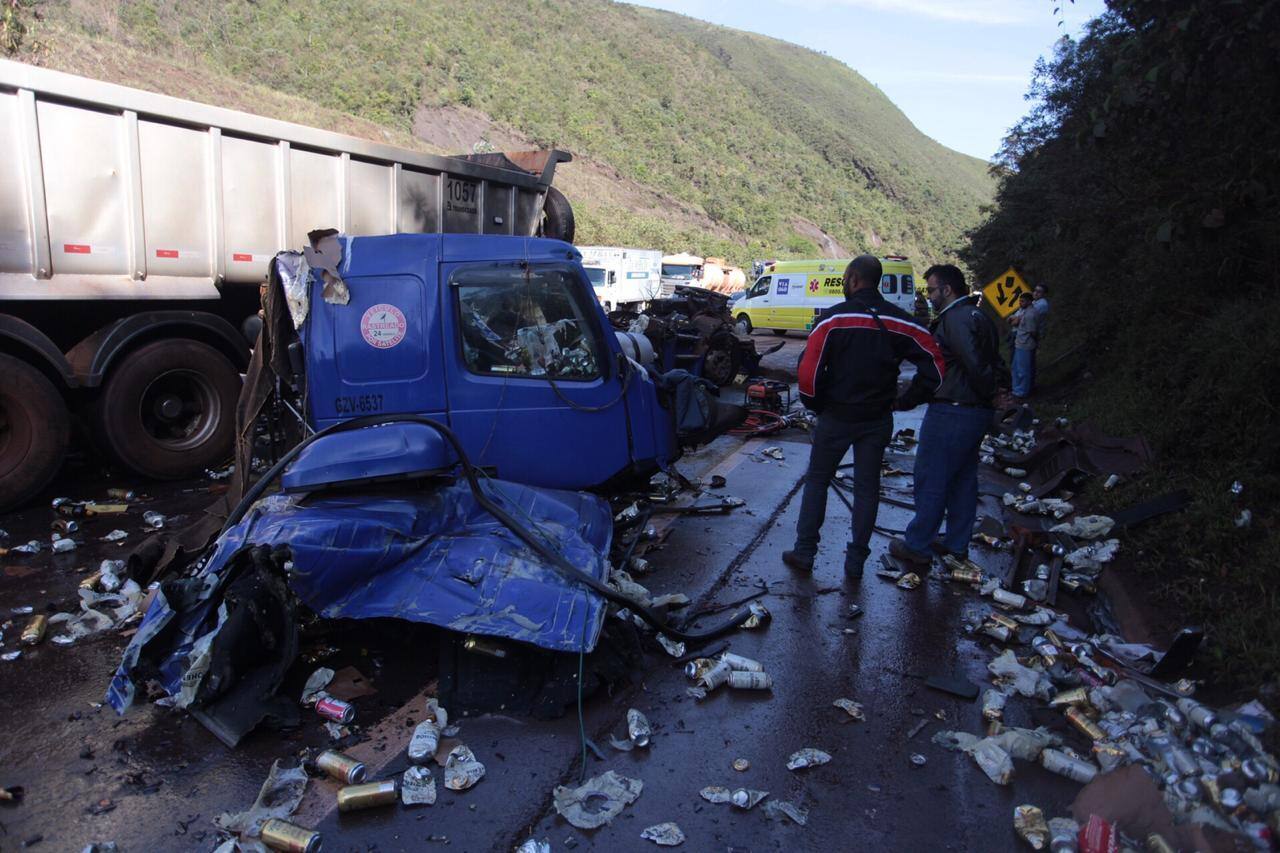 Acidente entre caminhões e carro deixa um morto na BR-040 em Itabirito