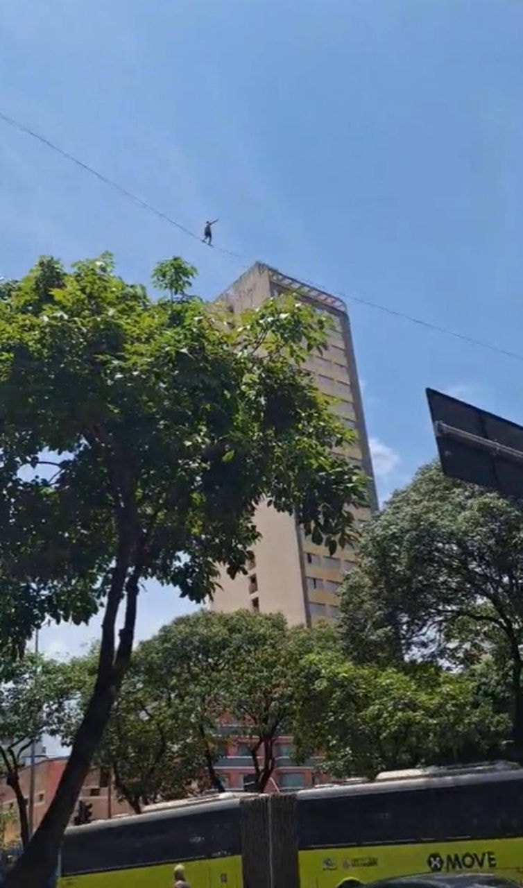 Imagem mostra homem atravessando prédios em corda 