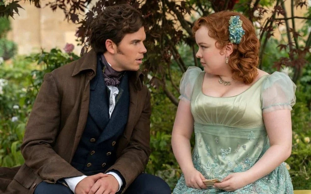 Os encontros e desencontros de Colin (Luke Newton) e Penelope (Nicola Coughlan) nortearam a nova temporada de Bridgerton