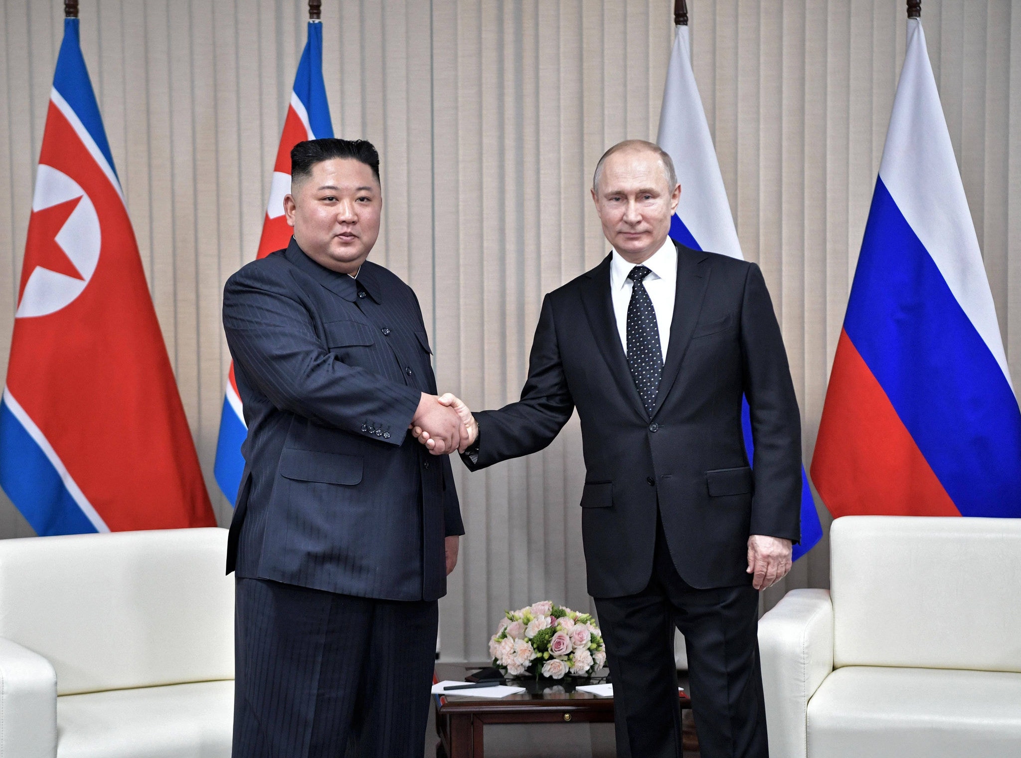Presidente da Coreia do Norte, Kim Jong-un, com o presidente da Rússia, Putin