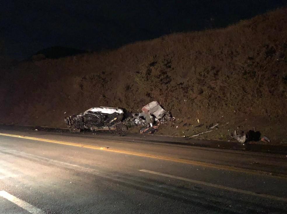 Caminhonete ficou destruída