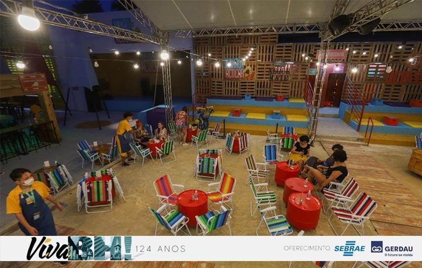 Mamão com Açúcar aposta na recriação do ambiente à beira mar, com  pé na areia e cadeiras de praia