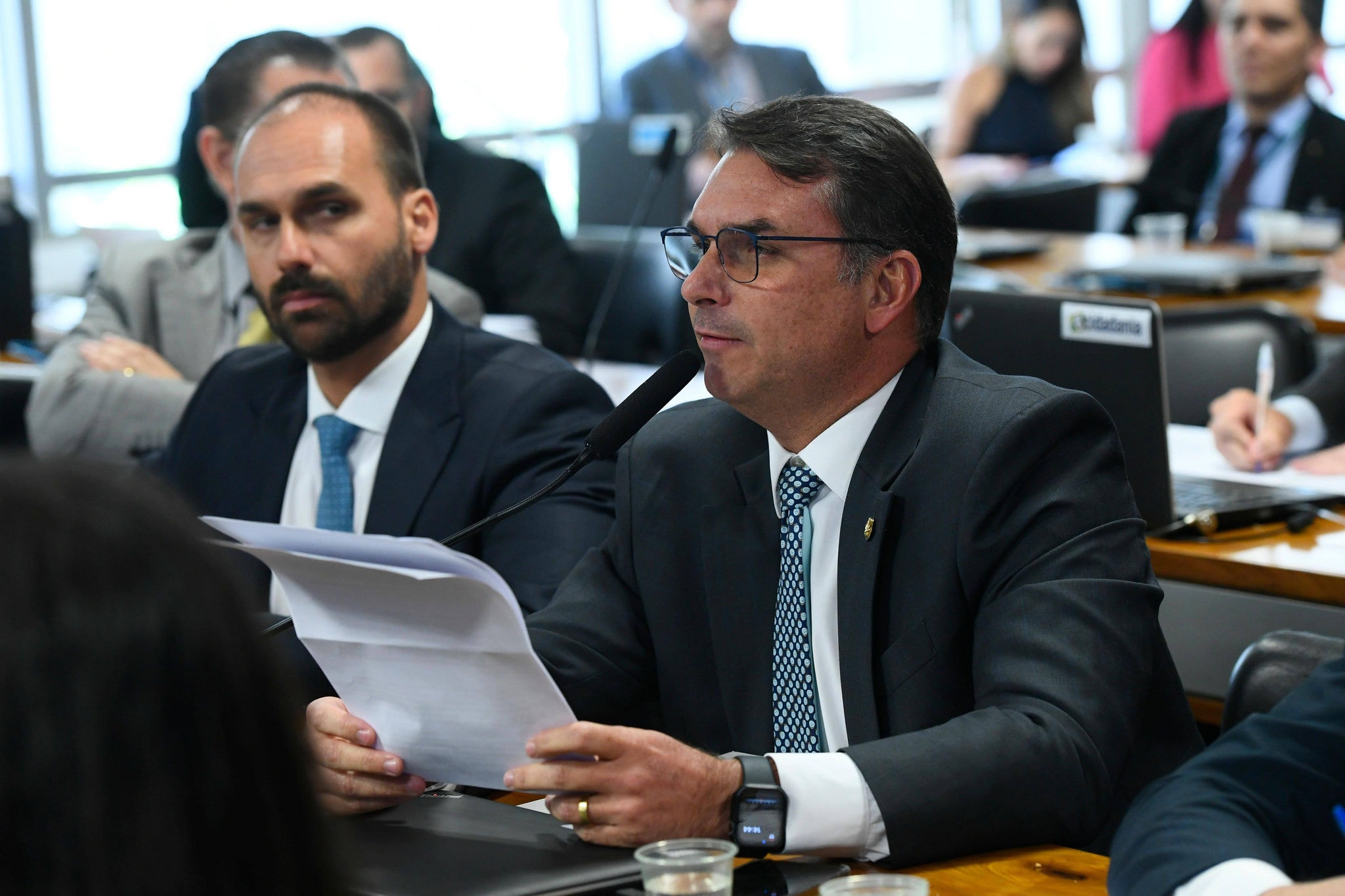 O senador Flávio Bolsonaro durante reunião da CPMI do 8 de janeiro
