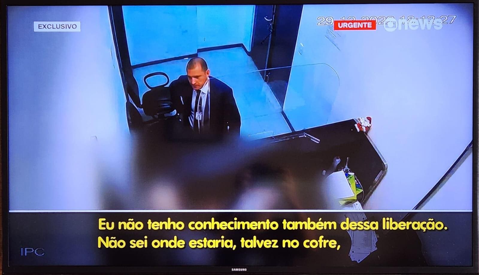 Vídeo obtido pelo canal "GloboNews" mostra sargento tentando convencer servidor a retirar joias