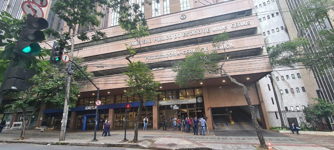 Movimentação na porta do Ministério Público