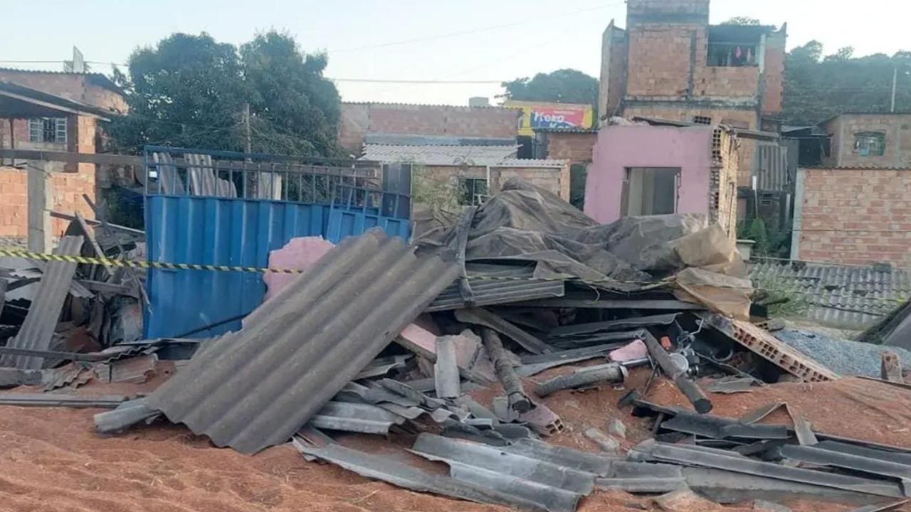 Casas ficaram completamente destruídas