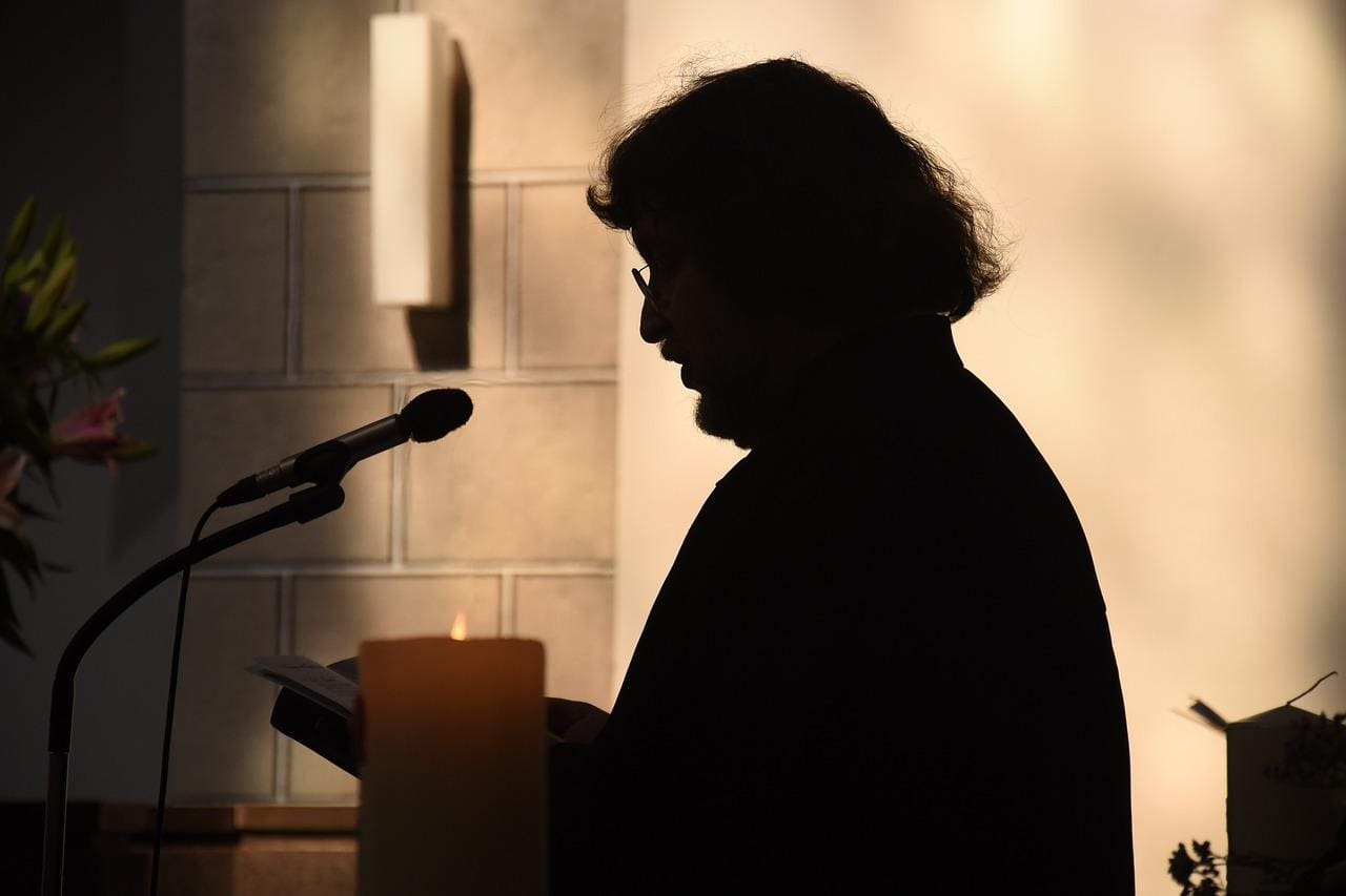 Foto ilustrativa mostra sobra de pastor em igreja