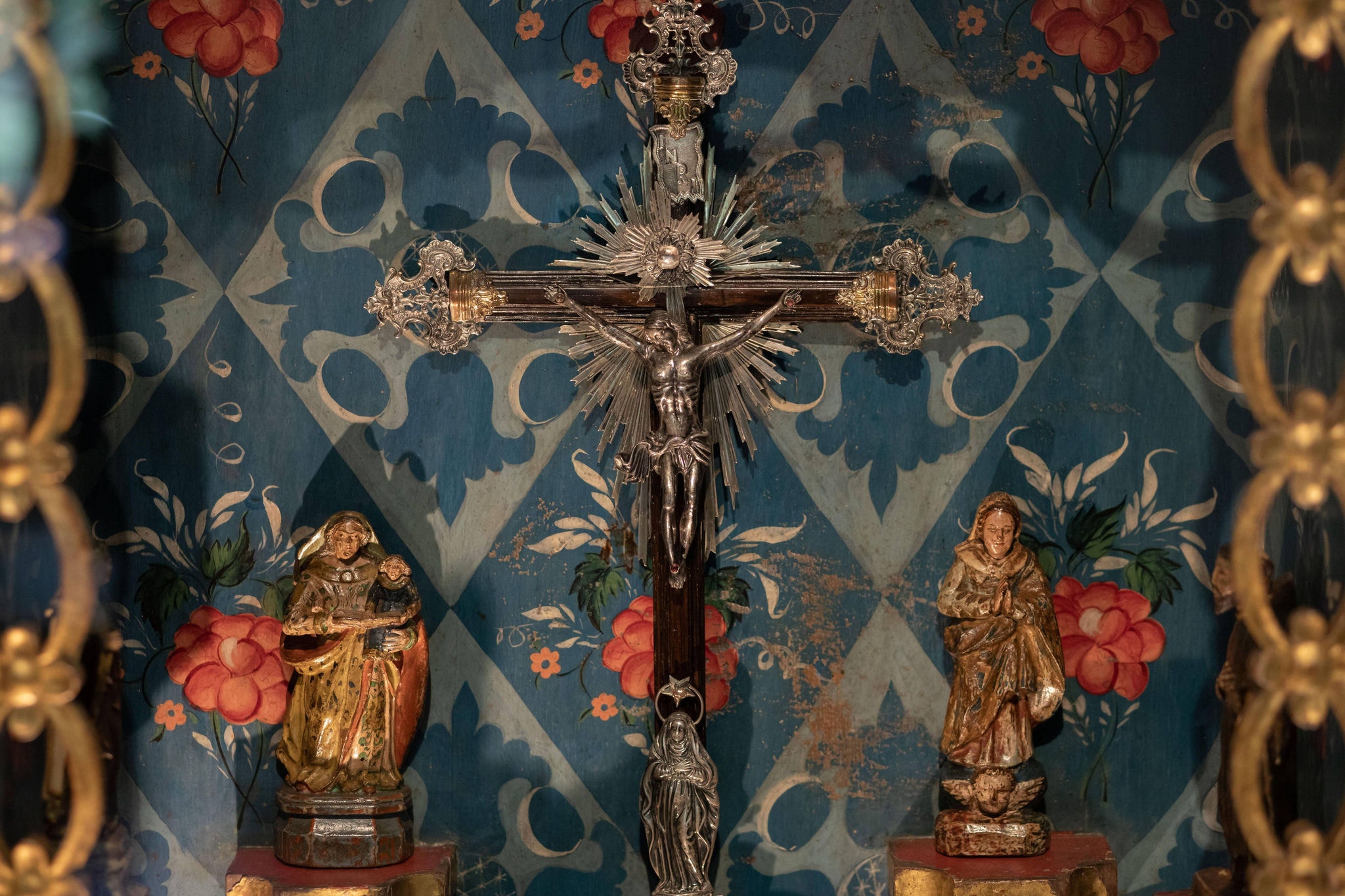 Imagens sacras no interior de um oratório em exibição no Museu do Oratório, em Ouro Preto