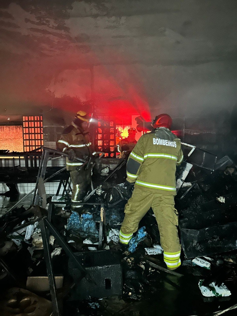 O incêndio atingiu o almoxarifado localizado aos fundos do refeitório