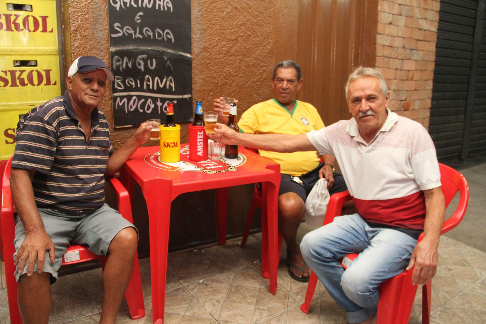 Silvio Loureiro, José Júlio Pereira e Adelmo Vieira reclamam dos preços mais caros no bar, especialmente das porções