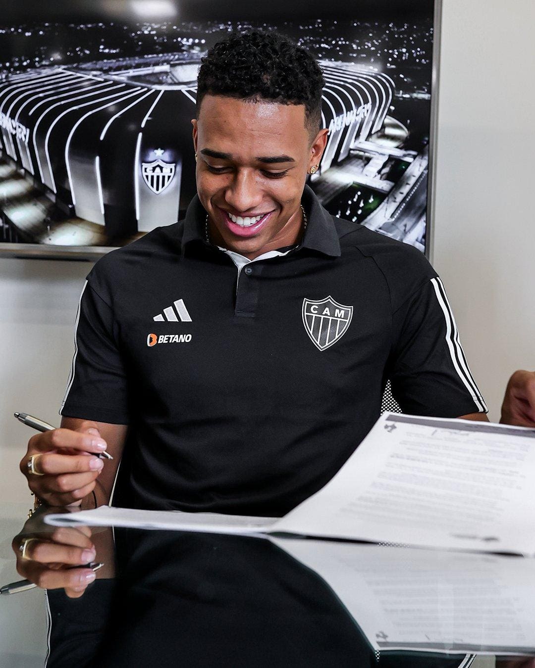 Brahian Palacios assina contrato com o Atlético