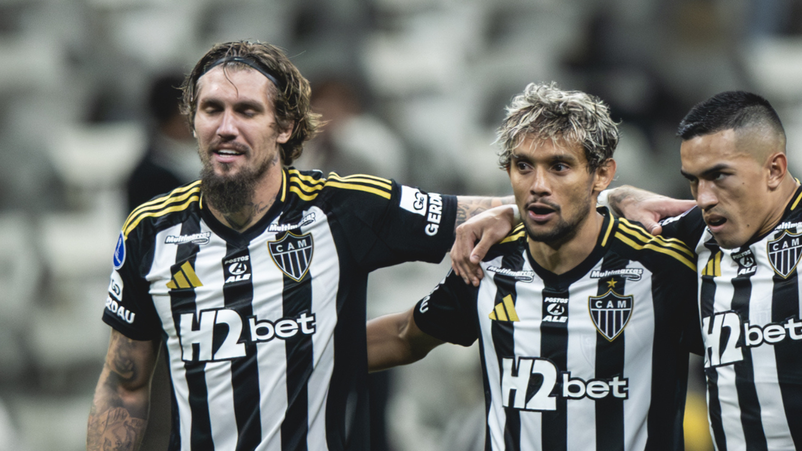 Lyanco e Scarpa durante disputa de pênaltis do Atlético