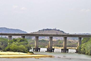 Rio doce, na altura de Governador Valadares, com volume de água afetado pela estiagem