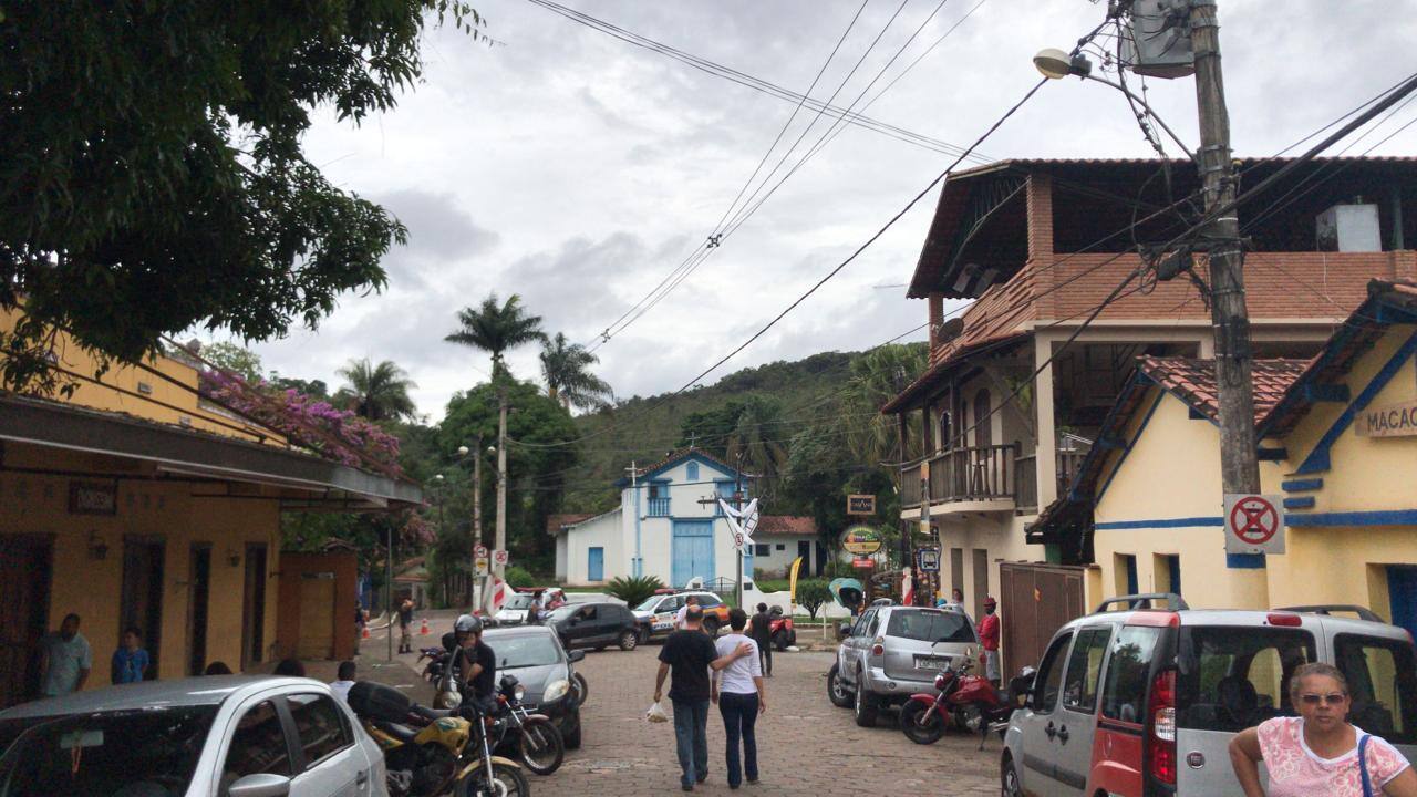 Antes cercada pelo clima festivo dos turistas, Macacos vê pairando no ar o medo