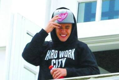Bieber cumprimentou seus fãs da sacada do Copacabana Palace
