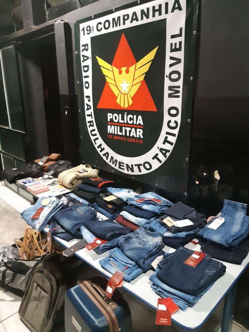 Roupas e perfumes furtados foram avaliados em R$ 15 mil pela polícia