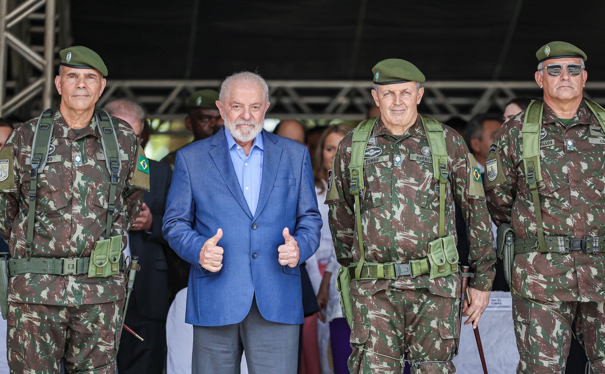 Lula fez elogios aos militares ao lado do comandante do Exército, Tomás Ribeiro Paiva, em Pernambuco