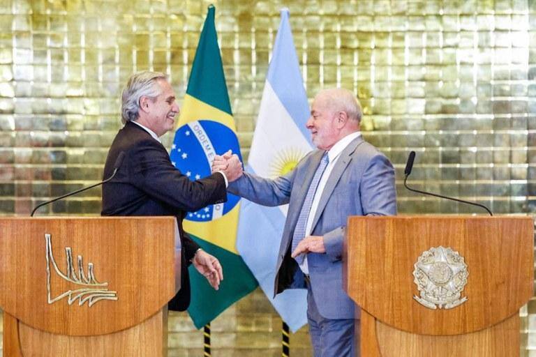 O presidente Luiz Inácio Lula da Silva em encontro com o presidente da Argentina, Alberto Fernández, em maio de 2023