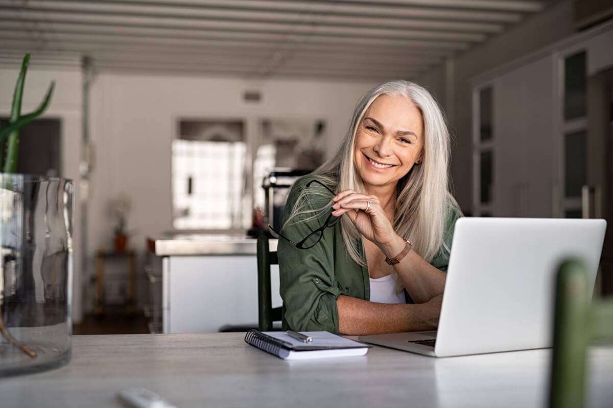 Na maturidade, empreender é mais complexo devido ao etarismo e às pressões sociais, principalmente relacionadas a mulheres