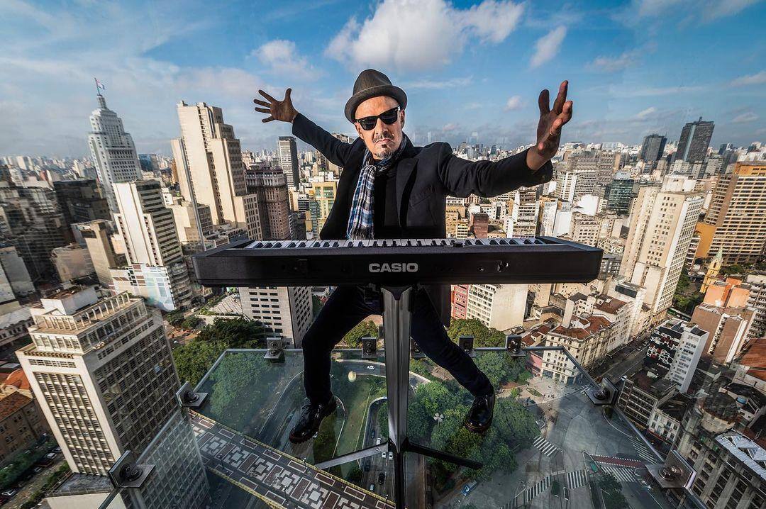 "Mango Dragon Fruit" é o oitavo disco solo de Sérgio Britto, dos Titãs