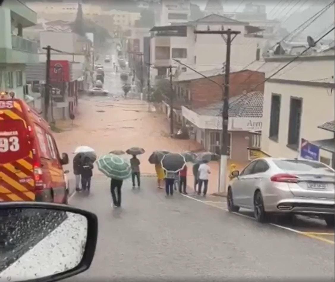 Chuvas inundam município de Capinzal (SC)
