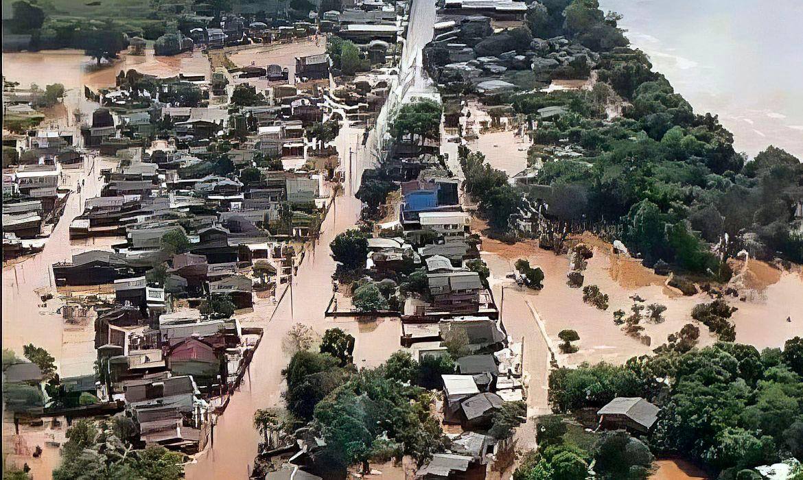 Marinha está apoiando o resgate de pessoas que estavam ilhadas no telhado de casas