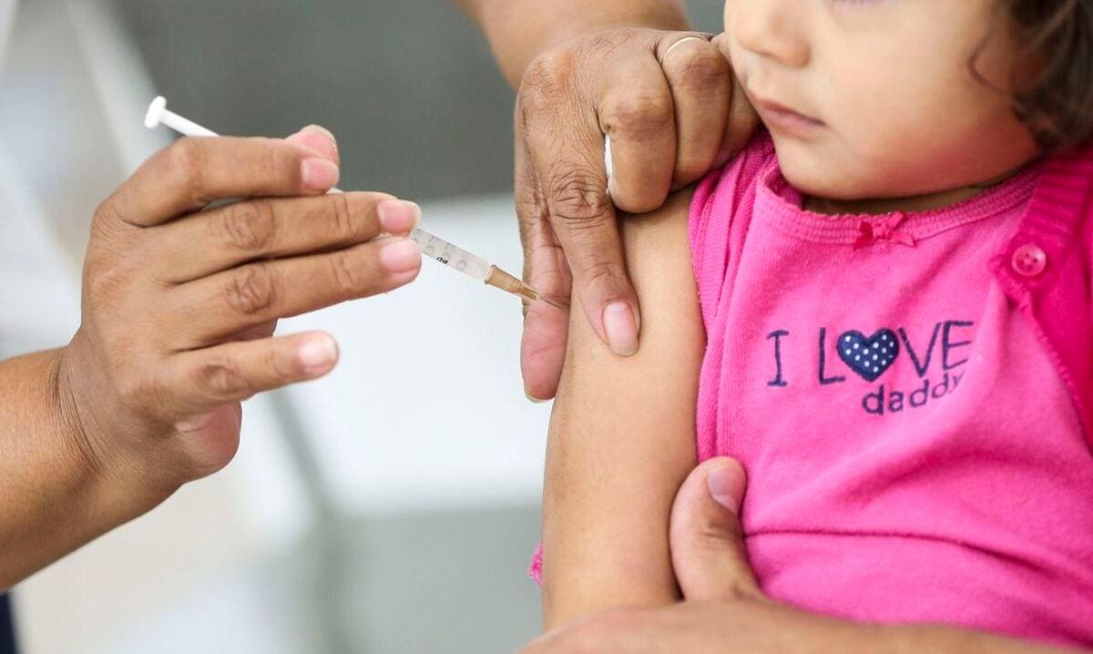 Na primeira etapa, a vacina contra a dengue é destinada a crianças e adolescentes de 10 e 11 anos de idade