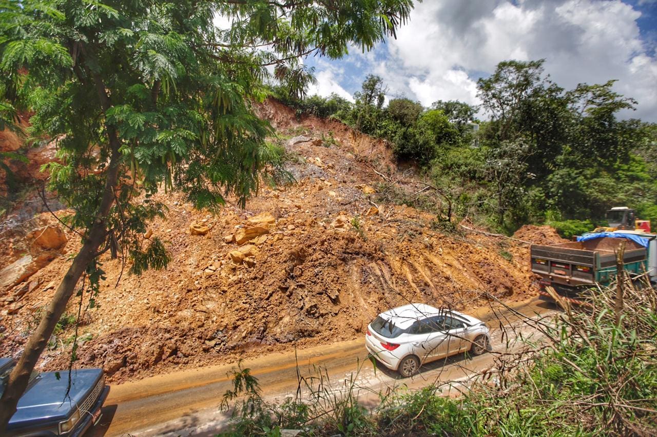 Barranco cede com a chuva, interdita pista e causa transtornos na MG-030, em Nova Lima