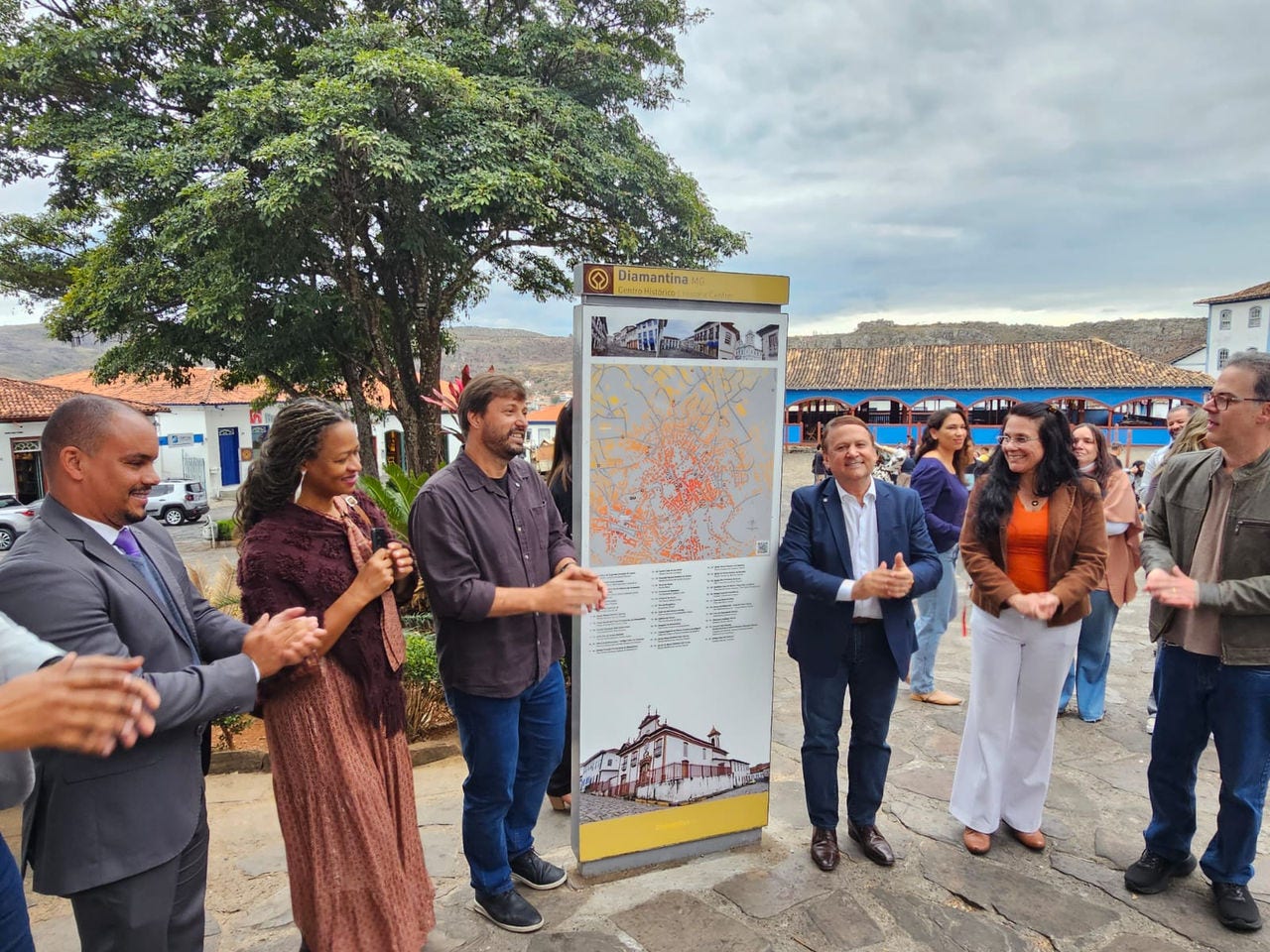 O prefeito de Diamantina, Geferson Burgarelli (à esquerda), e o presidente da OCBPM, Mário Nascimento, durante a inauguração da sinalização turística