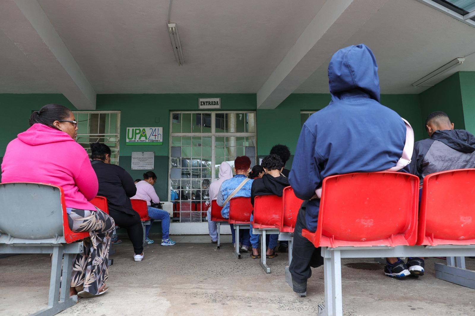 Pacientes com sintomas de dengue procuram atendimento na UPA Barreiro