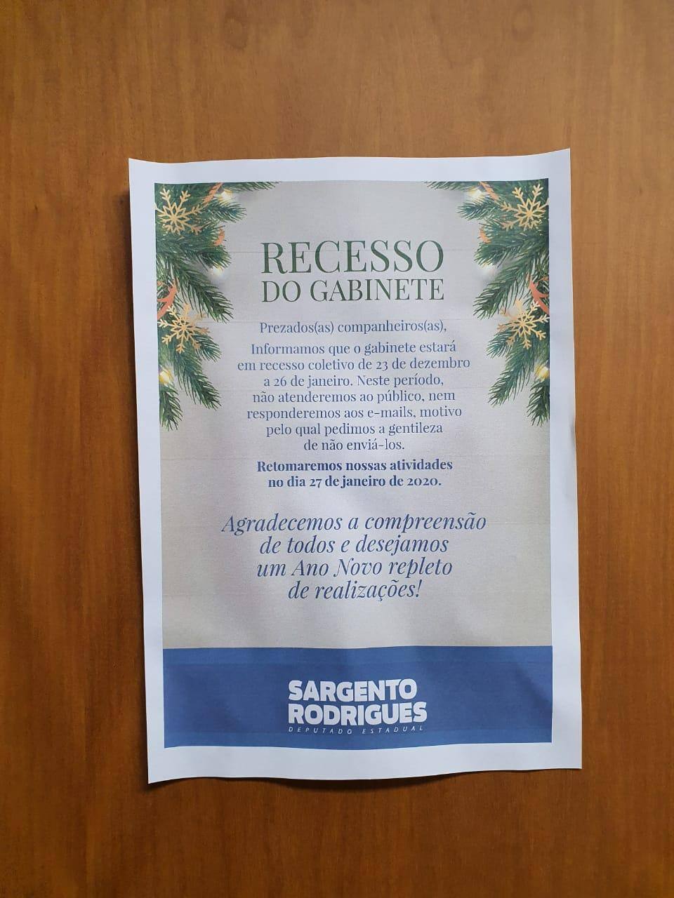 Cartaz na porta do gabinete do deputado Sargento Rodrigues