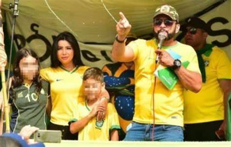 O Cláudio Mendes dos Santos (foto), que aparece discursando no acampamento do QG, chegou a comemorar, em mensagem de WhatsApp: “Ainda não ‘tô’ preso”
