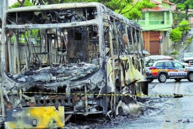 Ônibus incendiado por bandidos no bairro Serra Verde..